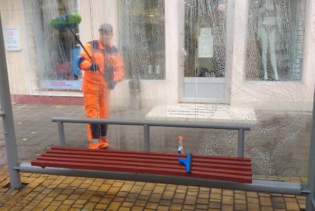 Коммунальщики продолжают ремонтировать дождеприемники и приводить в порядок остановочные комплексы (фото)