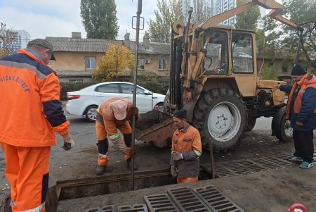 Коммунальщики продолжают ремонтировать дождеприемники и приводить в порядок остановочные комплексы (фото)