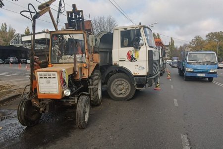 Коммунальщики продолжают ремонтировать дождеприемники и приводить в порядок остановочные комплексы (фото)