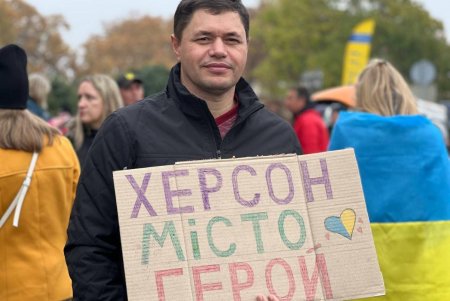 Пели, радовались, играли надувным арбузом в волейбол: возле Оперного театра отметили освобождение Херсона (фото)