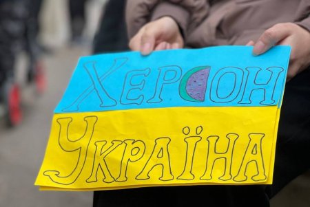 Пели, радовались, играли надувным арбузом в волейбол: возле Оперного театра отметили освобождение Херсона (фото)