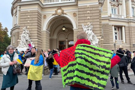 Пели, радовались, играли надувным арбузом в волейбол: возле Оперного театра отметили освобождение Херсона (фото)
