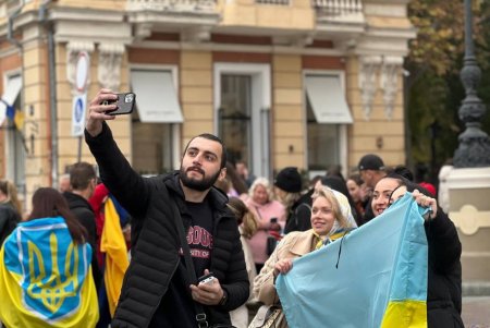 Пели, радовались, играли надувным арбузом в волейбол: возле Оперного театра отметили освобождение Херсона (фото)