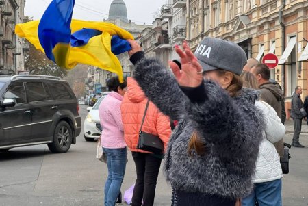Пели, радовались, играли надувным арбузом в волейбол: возле Оперного театра отметили освобождение Херсона (фото)