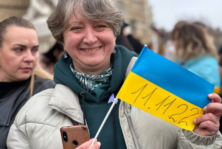 Пели, радовались, играли надувным арбузом в волейбол: возле Оперного театра отметили освобождение Херсона (фото)