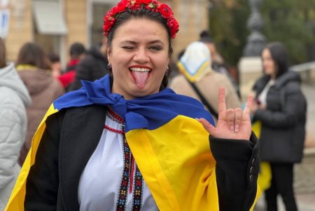 Пели, радовались, играли надувным арбузом в волейбол: возле Оперного театра отметили освобождение Херсона (фото)