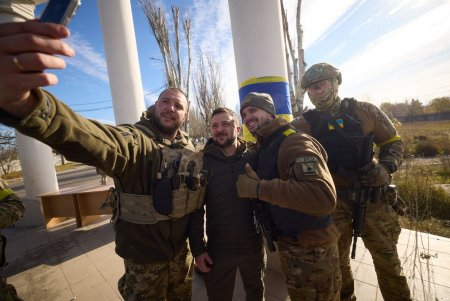 Президент Украины посетил освобожденный Херсон (фото, видео)