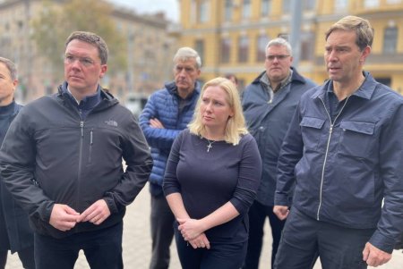 Зерновая инициатива, гуманитарная помощь и подготовка к зиме: Одессу посетила официальная делегация членов Комитета по обороне Палаты общин Великобритании (фото, видео)