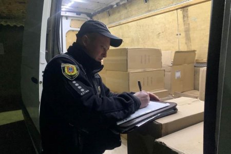 В Измаиле молодой предприниматель перевозил в микроавтобусе почти 15 тысяч пачек сигарет без акцизных марок (фото)