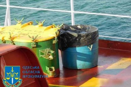 Загрязнение в Южном: за пальмовое масло в море Украине заплатили миллион долларов (фото)