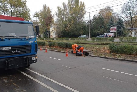 Одесские коммунальщики очищают дождеприемники в разных районах города (фото)