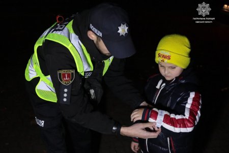 Одесские патрульные провели беседы о безопасности пешеходов в темное время суток и подарили им светоотражающие браслеты (фото)