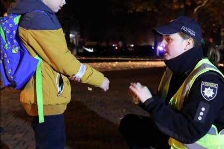 Одесские патрульные провели беседы о безопасности пешеходов в темное время суток и подарили им светоотражающие браслеты (фото)