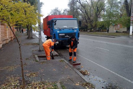Прочищать и промывать дождеприемники сегодня будут на 28-ми участках в разных районах города (фото)
