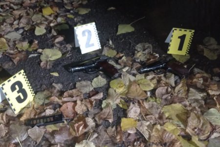Двое мужчин разгуливали во время комендантского часа по Старобазарному скверу с оружием и боеприпасами (фото)