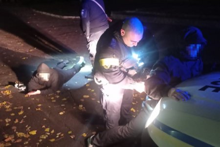 Двое мужчин разгуливали во время комендантского часа по Старобазарному скверу с оружием и боеприпасами (фото)