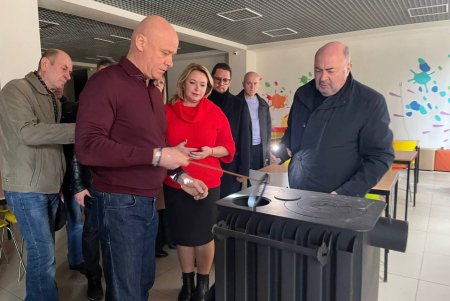 Подготовка к зимнему периоду в условиях войны: в Одессе обустраивают Пункты несломленности (фото, видео)