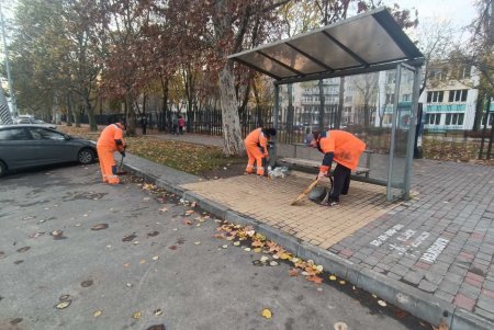 Уборка, чистка дождеприемников и лотков, мойка остановок: коммунальщики проводят работы на городских улицах (фото)