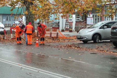 Уборка, чистка дождеприемников и лотков, мойка остановок: коммунальщики проводят работы на городских улицах (фото)