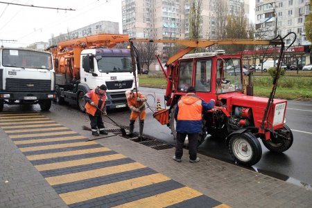 Уборка, чистка дождеприемников и лотков, мойка остановок: коммунальщики проводят работы на городских улицах (фото)