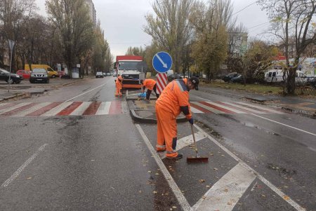 Уборка, чистка дождеприемников и лотков, мойка остановок: коммунальщики проводят работы на городских улицах (фото)