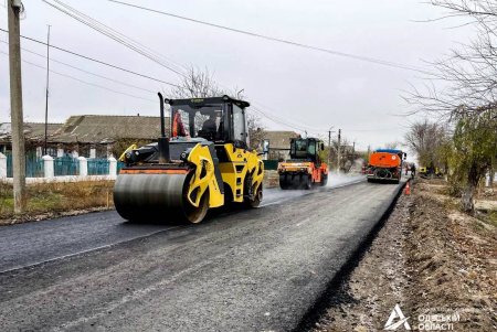 На юге Одесской области у молдавской границы укладывают выравнивающий слой дорожного участка (фото)