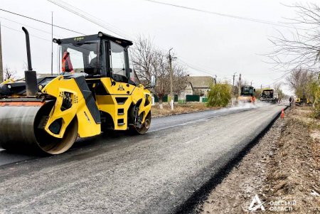 На юге Одесской области у молдавской границы укладывают выравнивающий слой дорожного участка (фото)