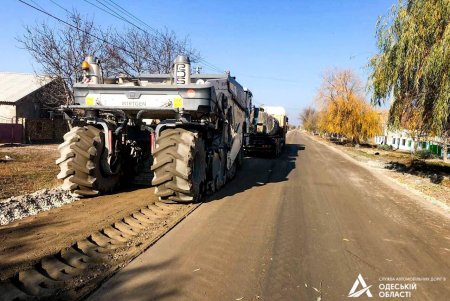На юге Одесской области у молдавской границы укладывают выравнивающий слой дорожного участка (фото)