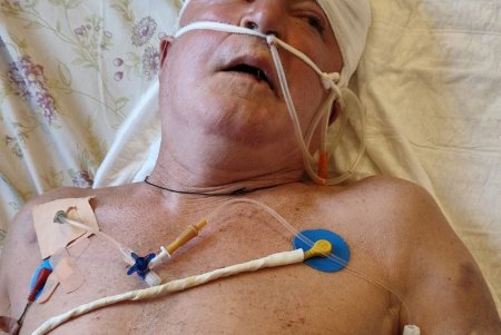 Пожилому мужчине, которому стало плохо в центре Одессы, помогли правоохранители: горожан просят помочь установить его личность (фото)