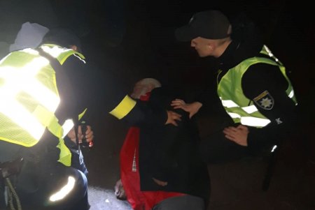 Пожилому мужчине, которому стало плохо в центре Одессы, помогли правоохранители: горожан просят помочь установить его личность (фото)
