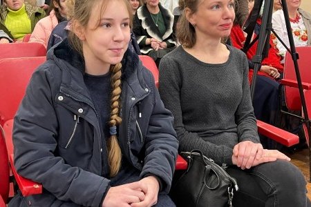 Геннадий Труханов подарил скрипку маленькой северодончанке, которая переехала в Одессу (фото, видео)