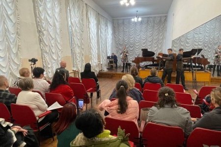 Геннадий Труханов подарил скрипку маленькой северодончанке, которая переехала в Одессу (фото, видео)