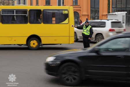На наиболее оживленных перекрестках города работают регулировщики (фото)