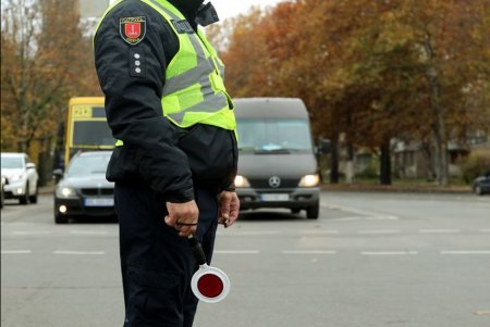 На наиболее оживленных перекрестках города работают регулировщики (фото)