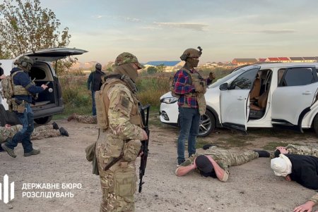 Одессита, который вывесил флаг РФ на жилом доме и сотрудничал с оккупантами, приговорили к 15 годам тюрьмы (фото)