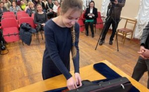 Геннадий Труханов подарил скрипку маленькой северодончанке, которая переехала в Одессу (фото, видео)