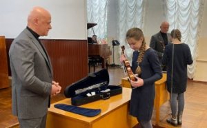 Геннадий Труханов подарил скрипку маленькой северодончанке, которая переехала в Одессу (фото, видео)