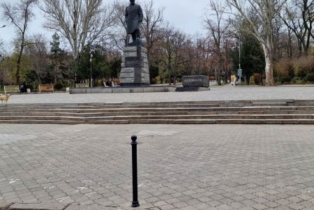 На Маразлиевской установлены ограничители парковки машин в запрещенных местах (фото)