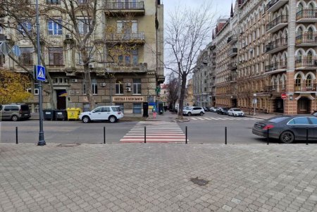 На Маразлиевской установлены ограничители парковки машин в запрещенных местах (фото)