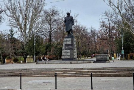 На Маразлиевской установлены ограничители парковки машин в запрещенных местах (фото)