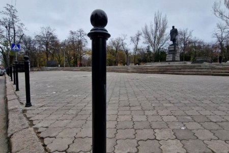 На Маразлиевской установлены ограничители парковки машин в запрещенных местах (фото)