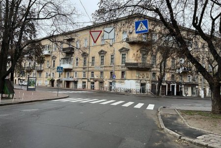 На Бунина нанесли новую дорожную разметку: появилась велополоса и место для парковки (фото)