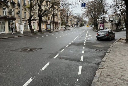 На Бунина нанесли новую дорожную разметку: появилась велополоса и место для парковки (фото)