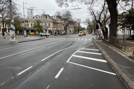На Бунина нанесли новую дорожную разметку: появилась велополоса и место для парковки (фото)