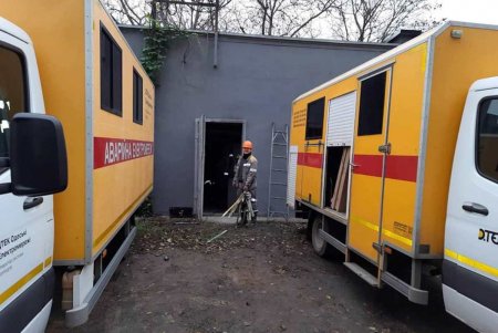 На Варненской сгорел трансформатор из-за одновременного включения мощных приборов: специалисты устанавливают новое оборудование (фото)