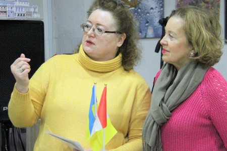 «На контрасте чувств»: художница Елена Кисловская презентовала в Одессе выставку графики (фоторепортаж)