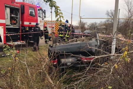 В Великом Дальнике автомобиль столкнулся с деревом: один человек погиб, другой — в тяжелом состоянии (фото)