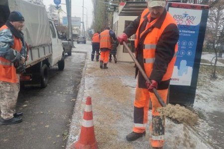 Коммунальщики Одессы продолжают обработку дорог от гололеда (фото)