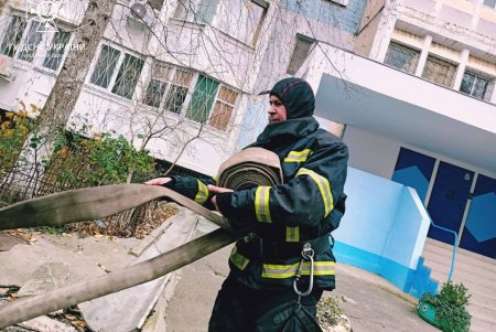 На поселке Котовского горела квартира: пожарным удалось спасти девочку-подростка (фото)