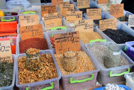 Покупаем продукты на Привозе: что и почем на знаменитом одесском рынке (фоторепортаж)